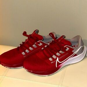 Unisex Nike Crimson Alabama Crimson Tide Zoom Pegasus 38 Running Shoe. Size 8.